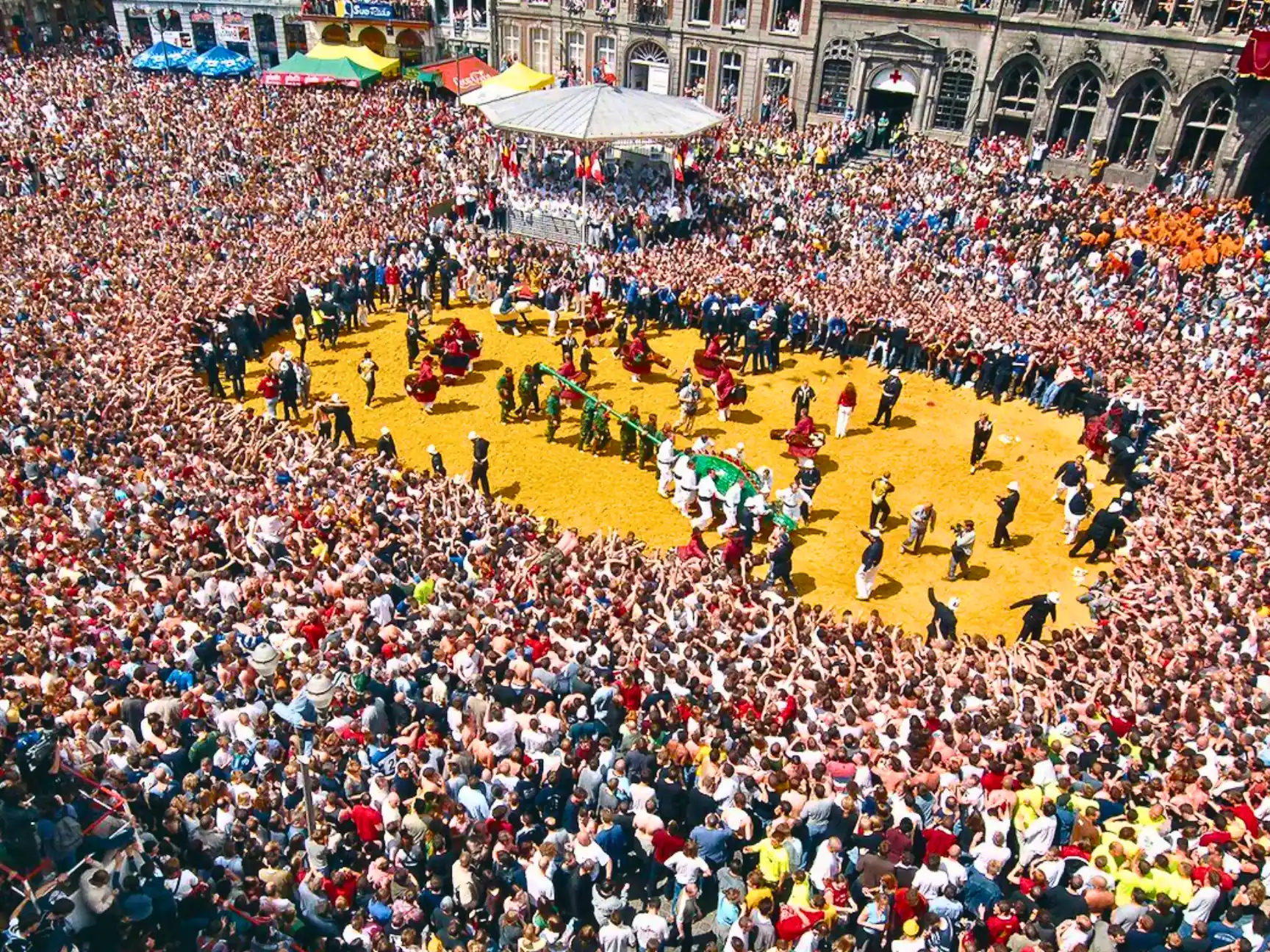 Fête du Doudou à Mons : le combat du dragon et de Saint-Georges sur la Grand-Place.