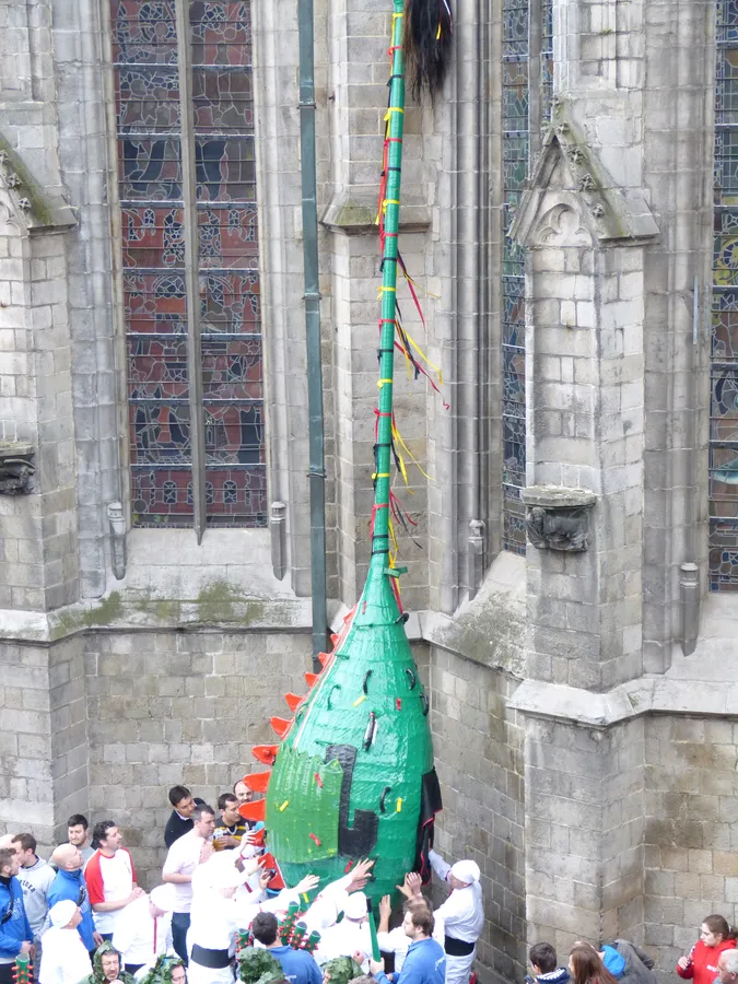 Reportage photo du folklore montois : célébration du Doudou à Mons.