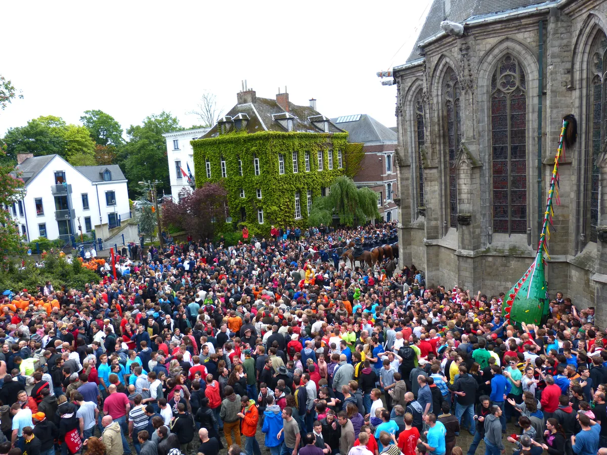 Reportage photo du folklore montois : célébration du Doudou à Mons.
