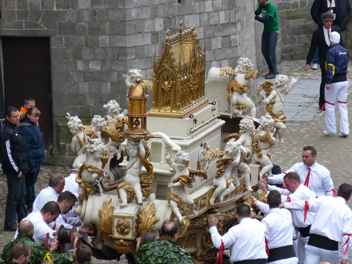 Reportage photo du folklore montois : célébration du Doudou à Mons.