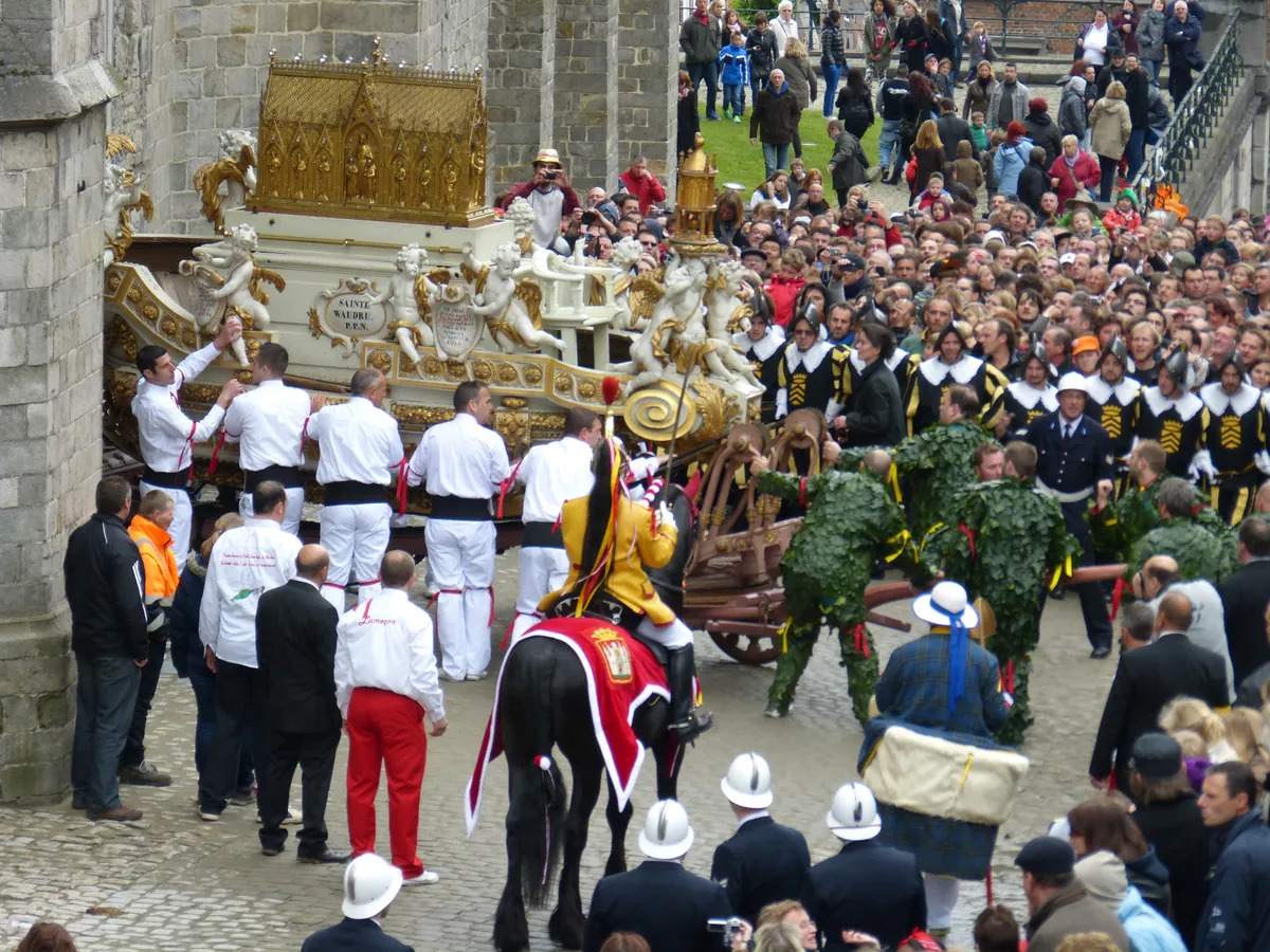 Reportage photo du folklore montois : célébration du Doudou à Mons.
