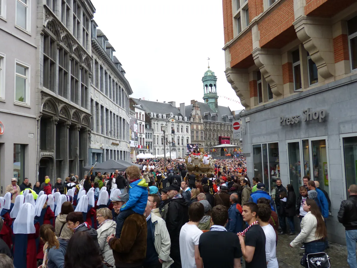 Reportage photo du folklore montois : célébration du Doudou à Mons.