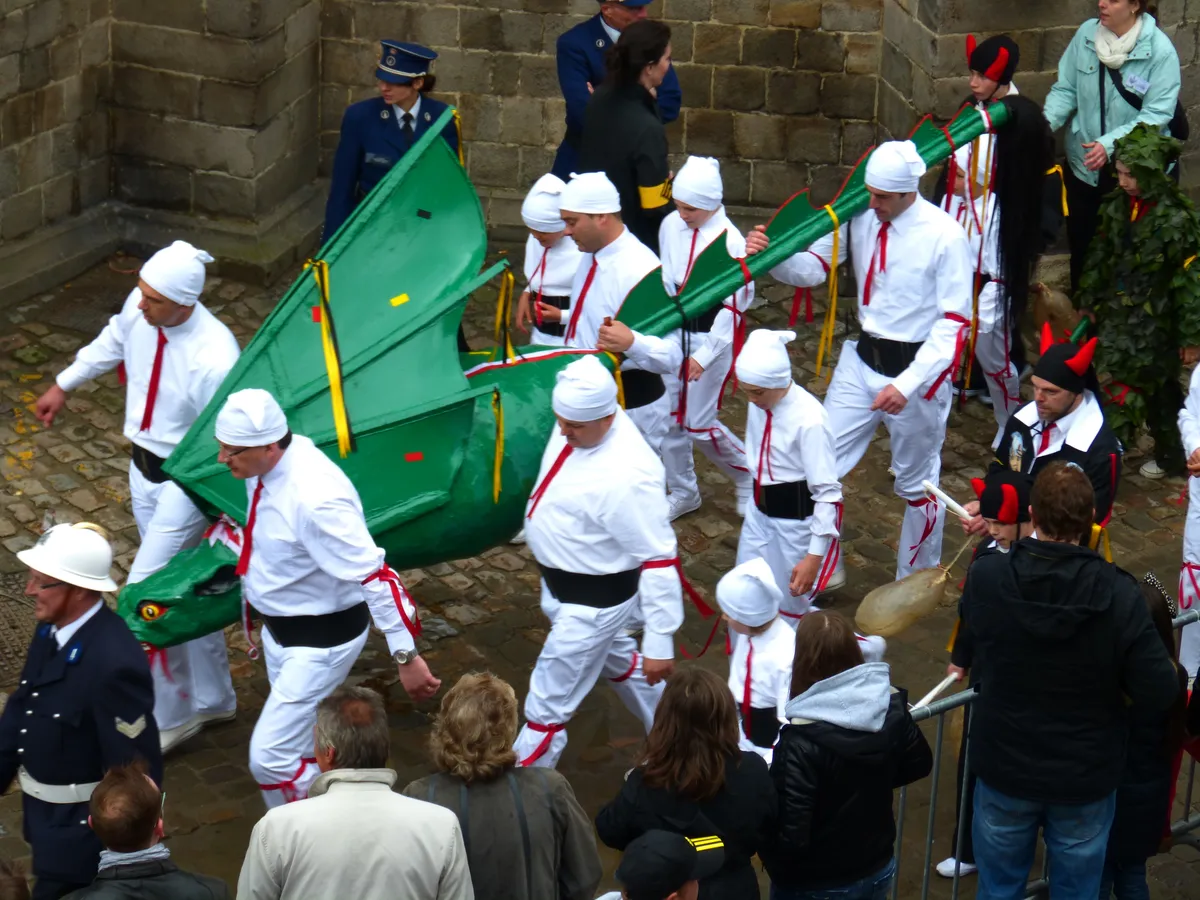 Reportage photo du folklore montois : célébration du Doudou à Mons.