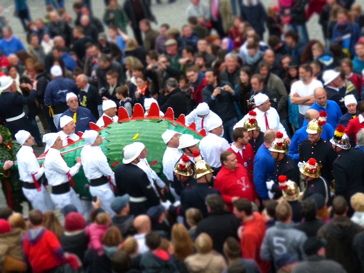 Reportage photo du folklore montois : célébration du Doudou à Mons.