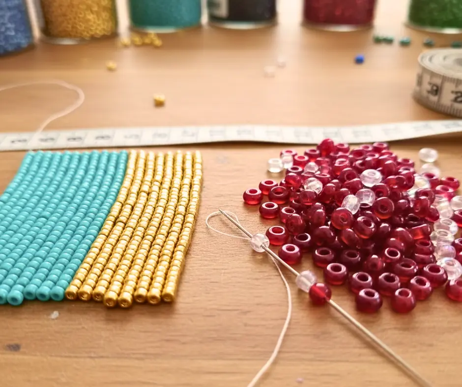 Comparaison entre le tissage régulier de perles Miyuki et des perles de rocaille classiques lors d'un processus de création