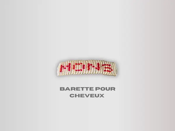 Barrette pour cheveux artisanale en perles de rocaille blanches avec l'inscription MONS en perles rouges.