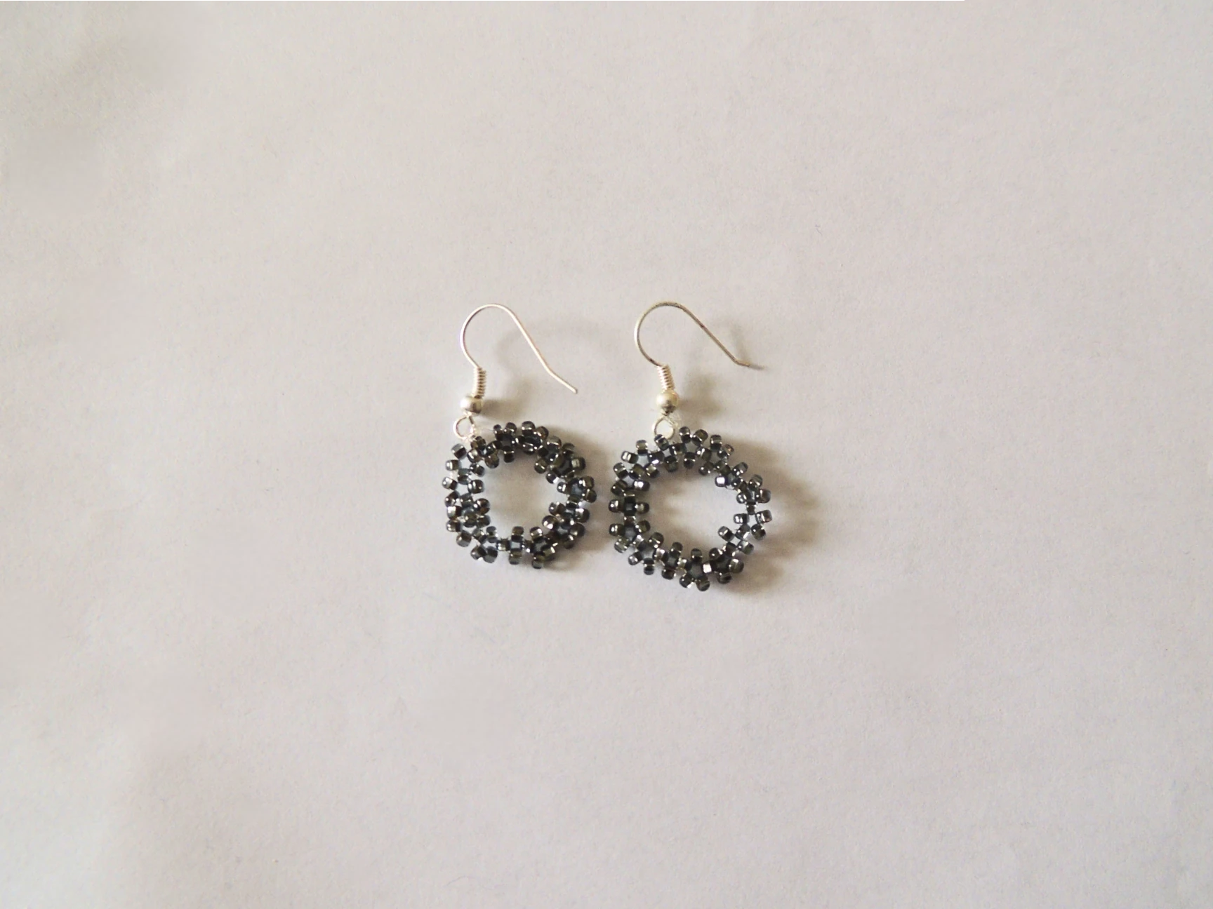 Boucles d’oreilles artisanales gitanes, perles aux reflets argentés, création belge