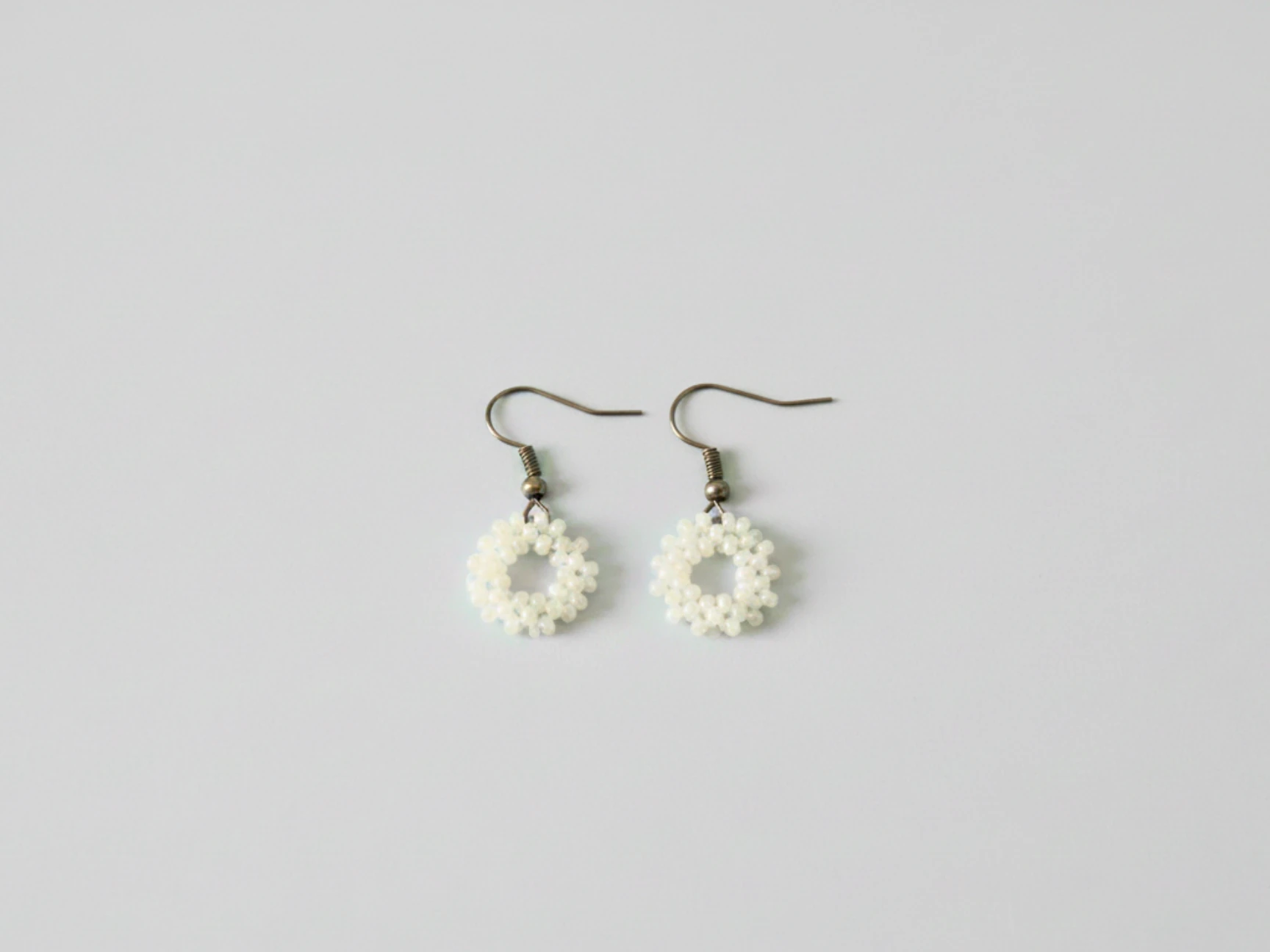 Boucles d’oreilles artisanales en perles lilas, tissage manuel ajouré, bijoux faits main