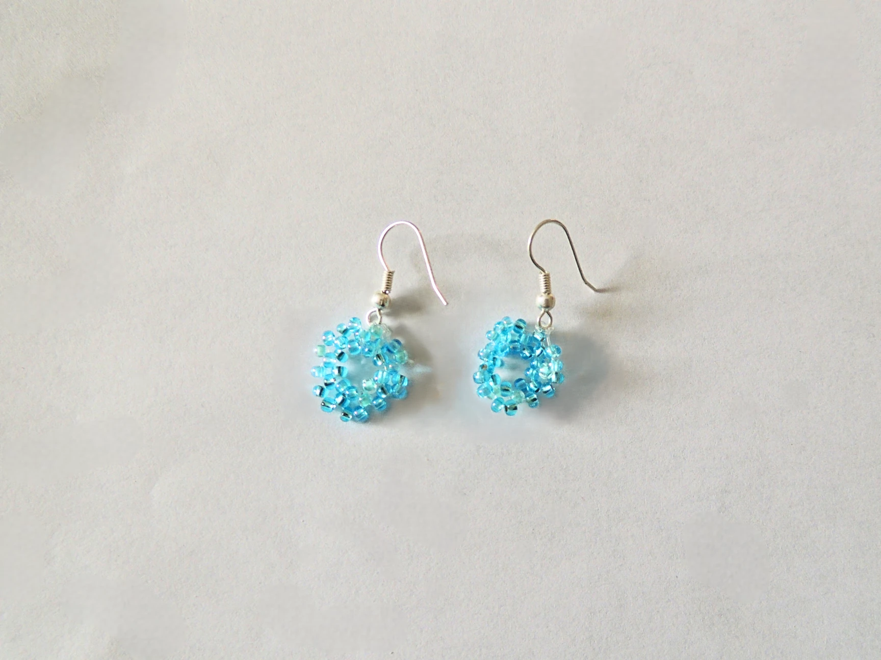 Boucles d’oreilles gitanes bleu turquoise, perles de verre légères, évocation marine
