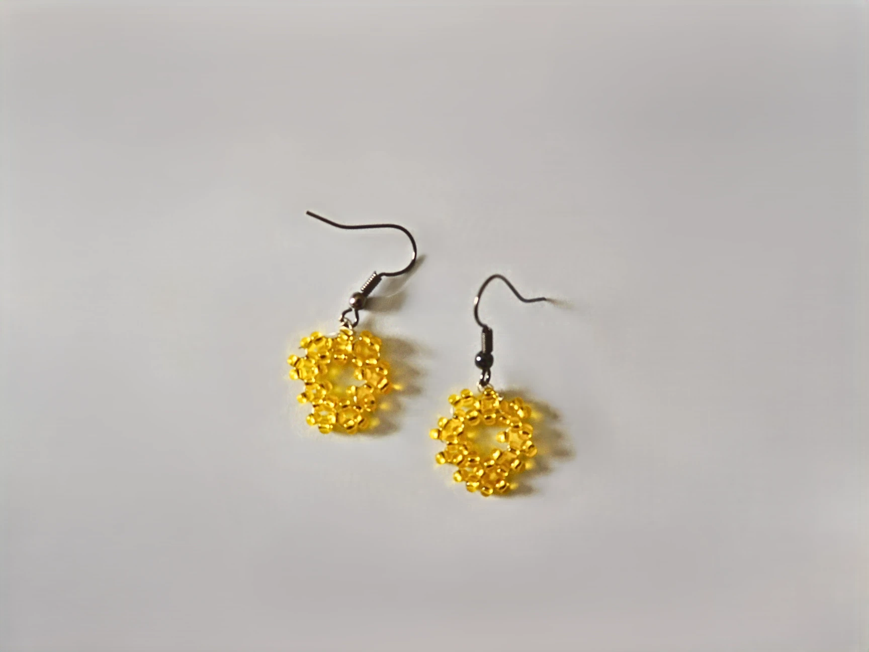 Boucles d’oreilles gitanes jaunes dorées, perles de verre translucides, style ensoleillé