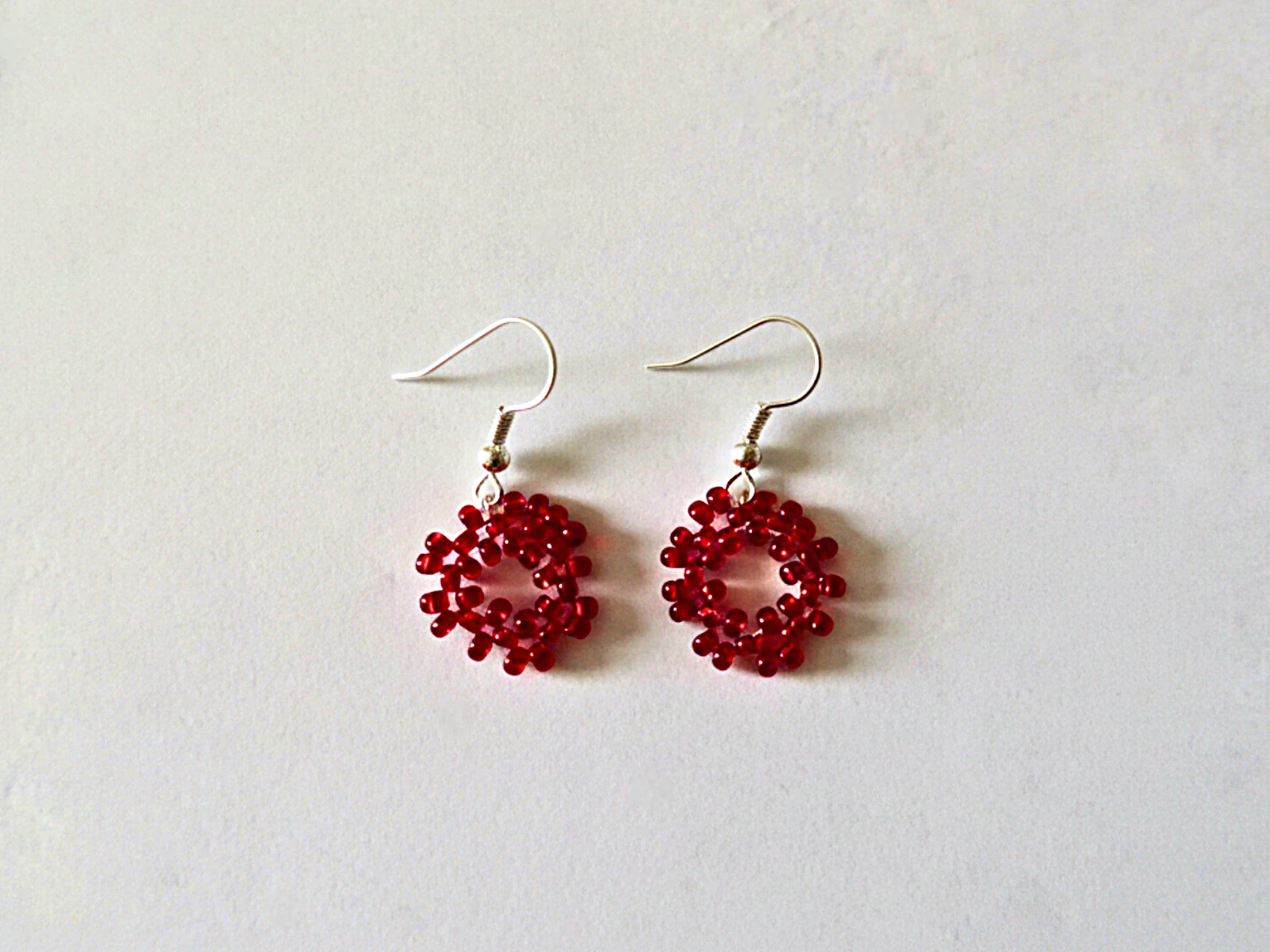Boucles d’oreilles gitanes rouges vives en perles tissées, bijou artisanal bohème