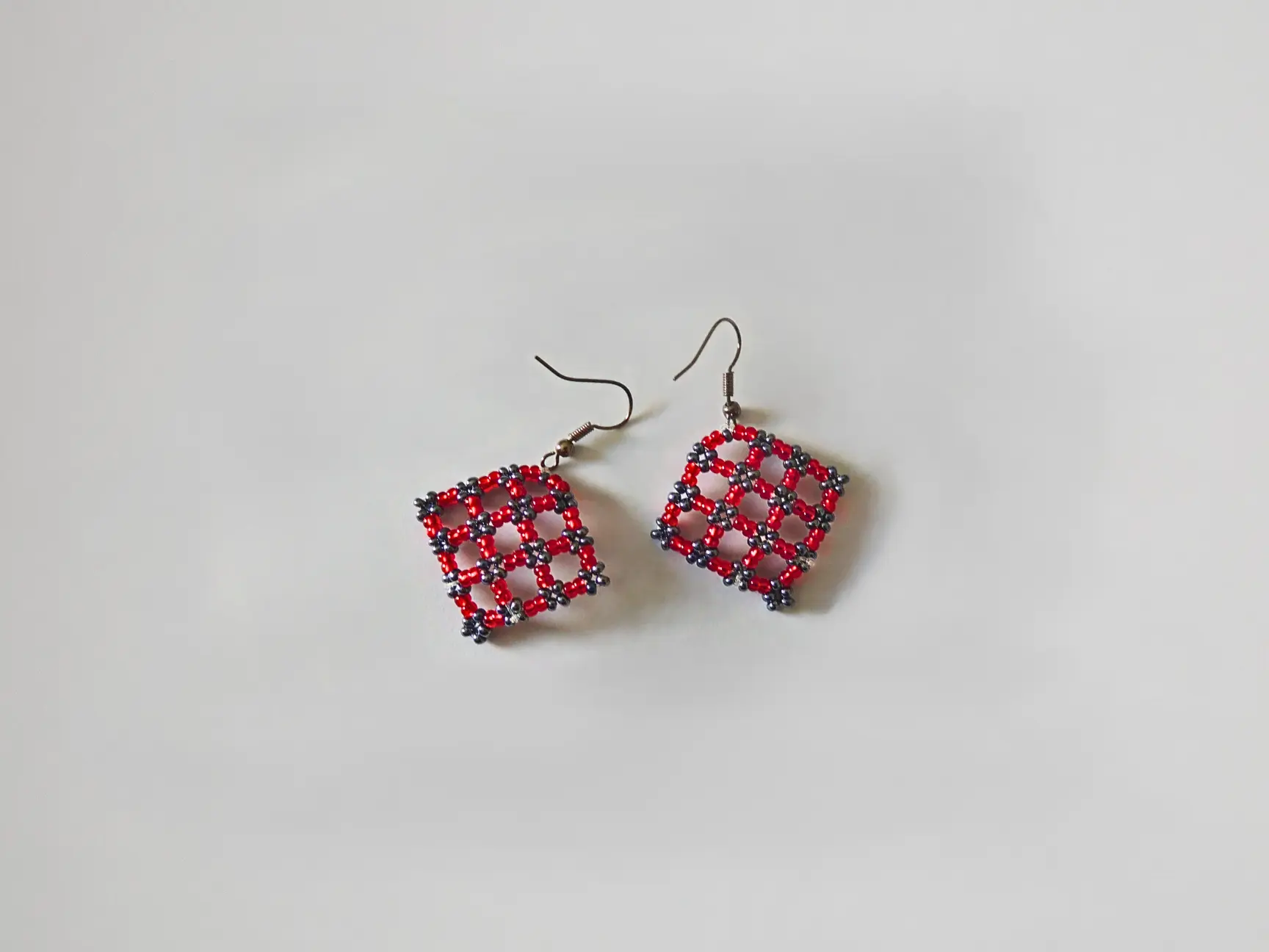 Boucles d’oreilles artisanales en perles lilas, tissage manuel ajouré, bijoux faits main