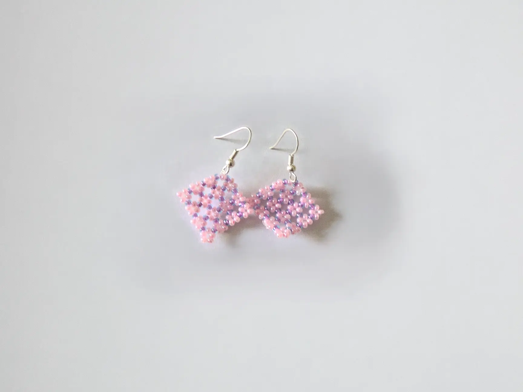 Boucles d’oreilles artisanales en perles lilas, tissage manuel ajouré, bijoux faits main