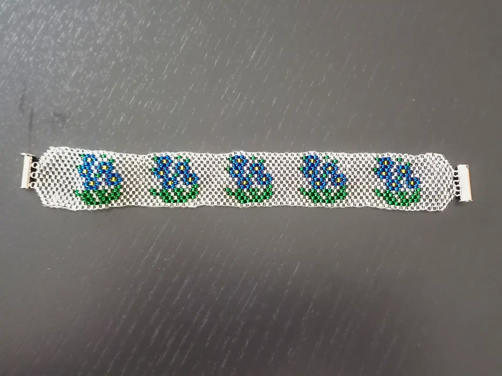 Détail du bracelet Myosotis en perles bleues et argentées