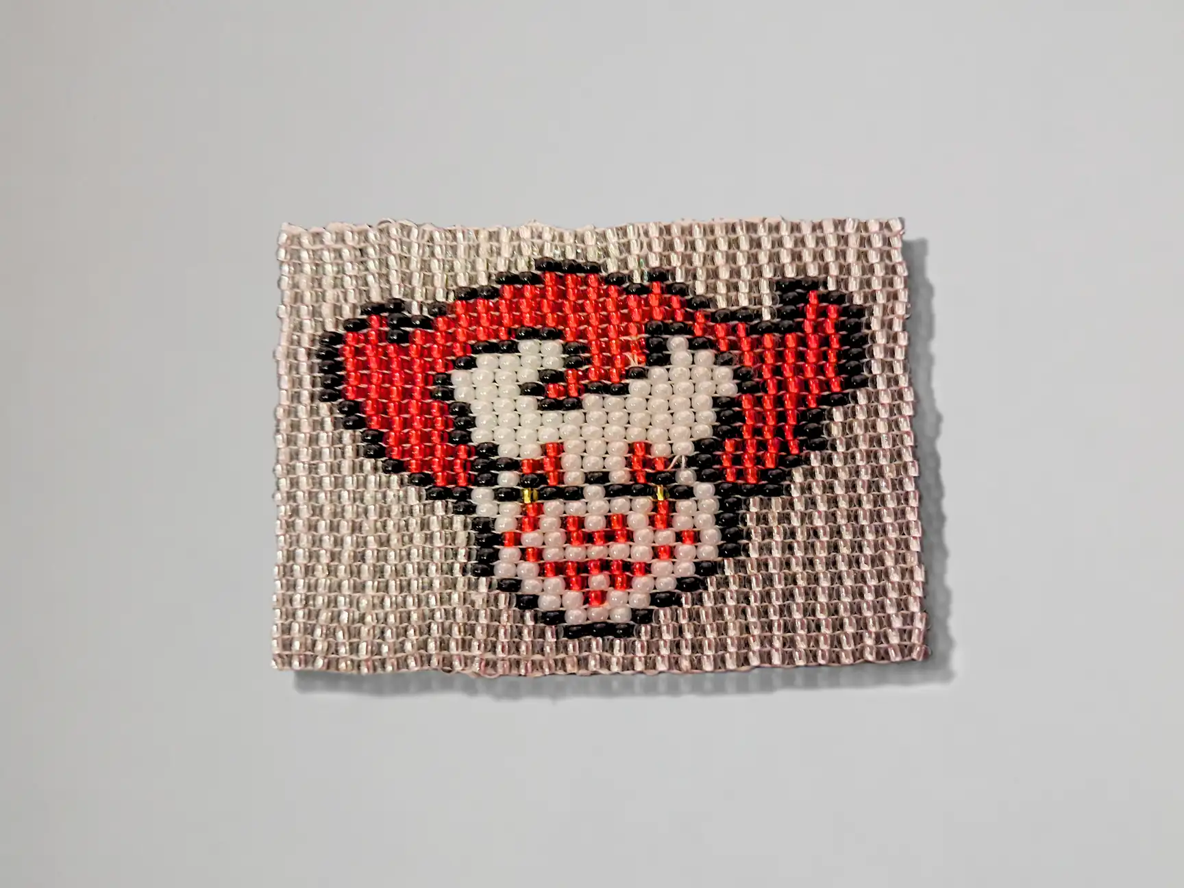 Portrait de Pennywise le clown dansant sur fond argenté