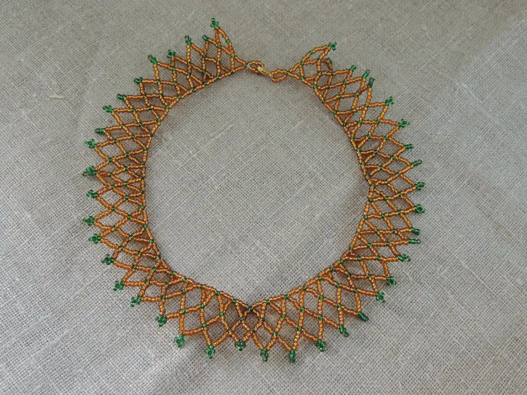 Collier Dentelle en perles dorées et vertes