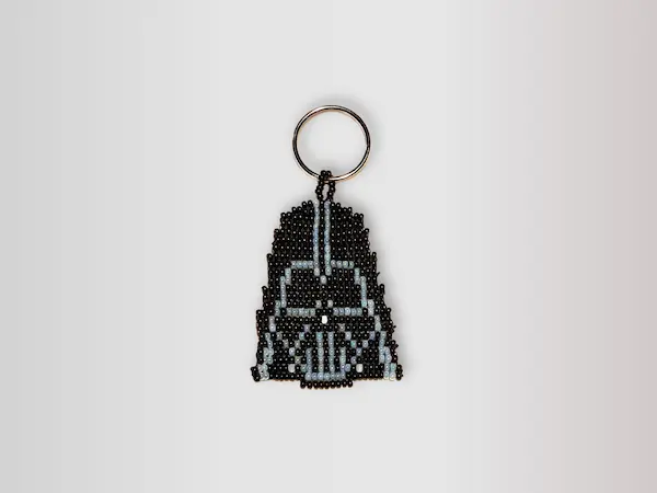 Porte-clé Casque de Dark Vador en perles de rocaille noires et grises, fait main.