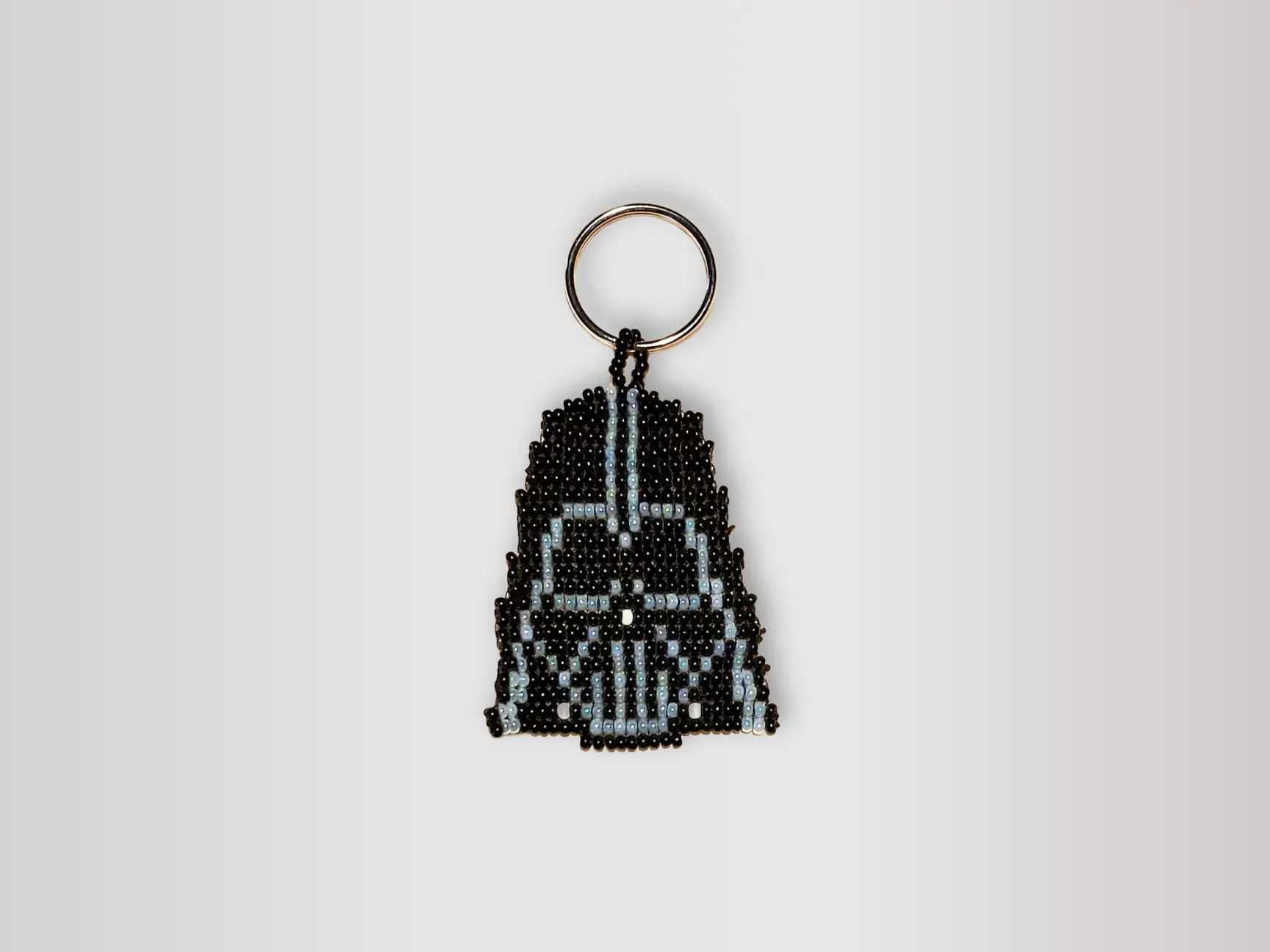 Porte-clefs fait main en perles de rocaille représentant le casque de Dark Vador, Star Wars.