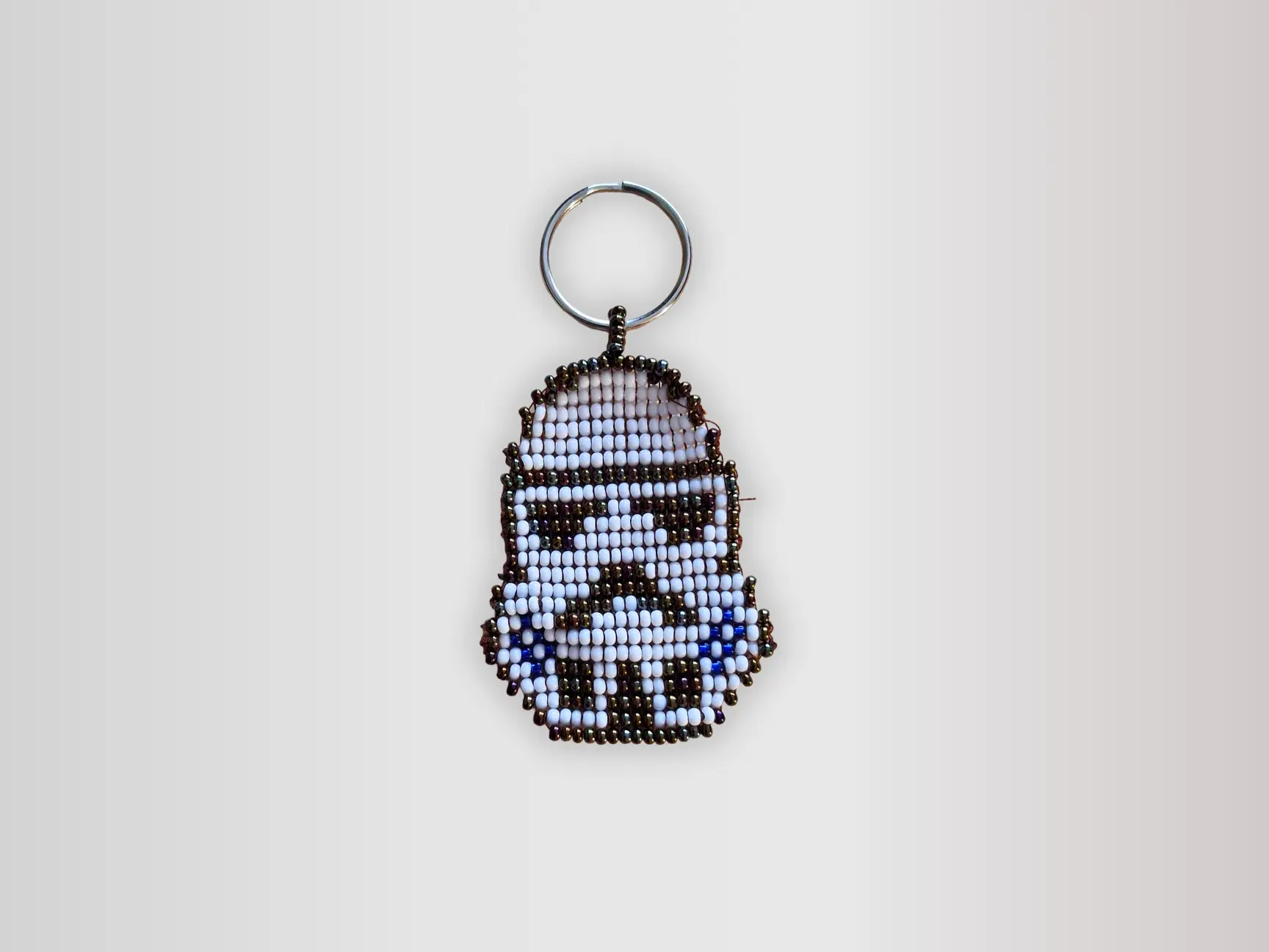 Porte-clefs en perles tissées à la main représentant un Stormtrooper de Star Wars, idée cadeau artisanale.