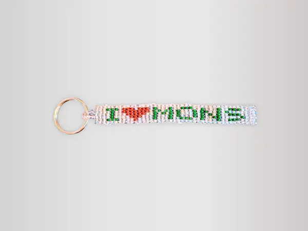 Porte-clés tissé en perles de rocaille avec le message I Love Mons et un cœur rouge, création fait main.