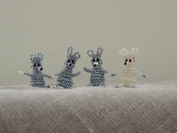 Souris artisanales en perles de rocaille faites à la main